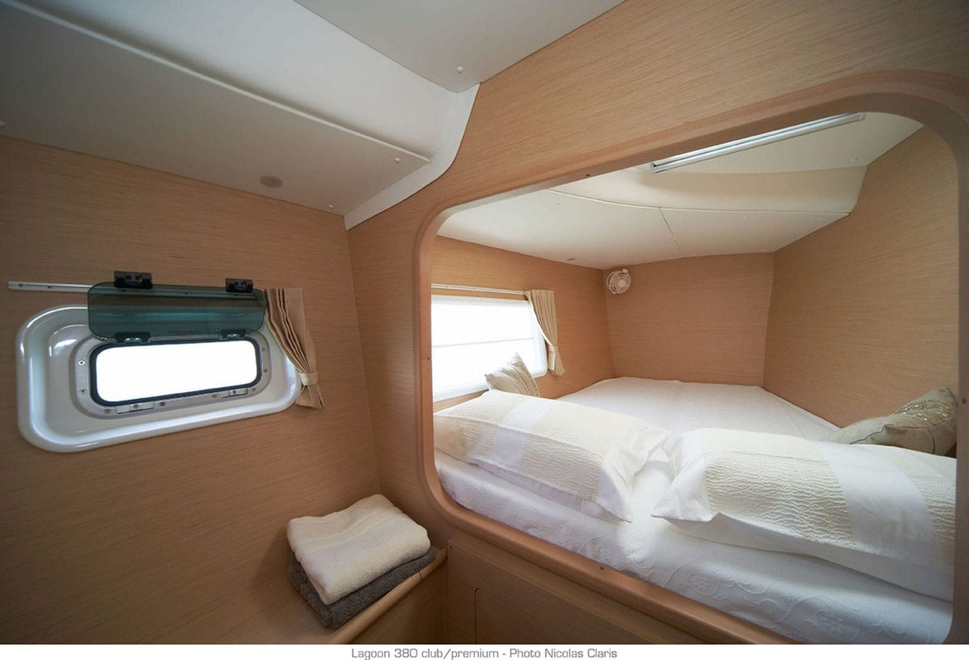 Lagoon 380 photo 10