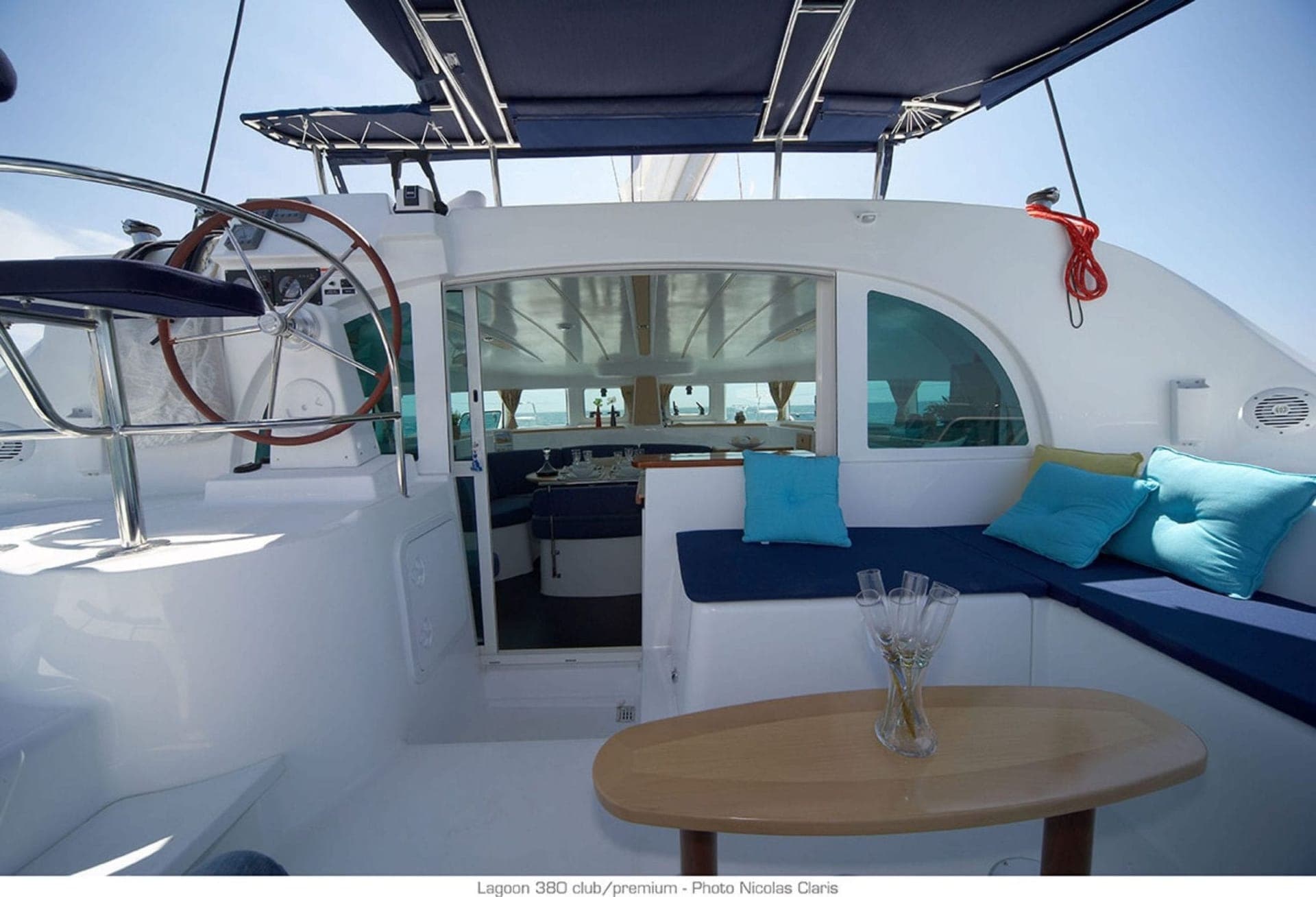 Lagoon 380 photo 7