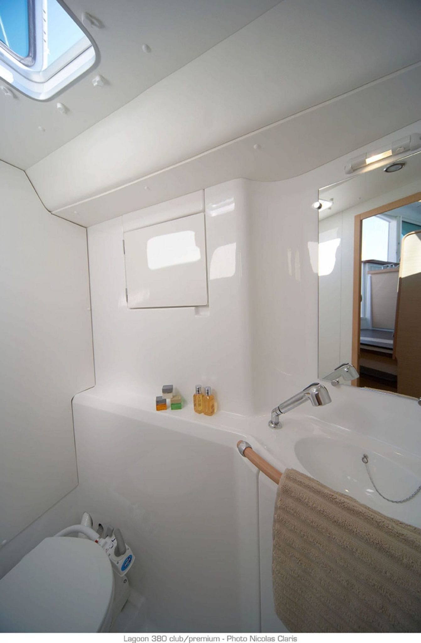 Lagoon 380 photo 8